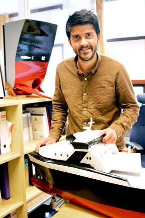 Audun Yrke med skipsmodellen med fungerende bølgevinger. Han fikk ideen til foldemekanismen i 2015 mens han skriblet og skisset i en bok på en forelesning. <i>Foto:  Wavefoil</i>