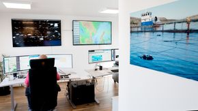 Stingray følger noder og utstyr "live" i fra sitt kontrollrom i Oslo. <i>Foto:  Eirik H. Urke</i>