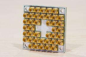 Slik ser Intels superledende 17-qubit kvanteprosessor ut. <i>Foto:  Intel Corporation</i>