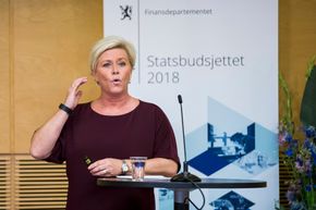 Finansminister Siv Jensen (Frp) holder pressekonferanse om statsbudsjettet 2018 i plenumssalen torsdag.  <i>Foto:  Junge, Heiko</i>