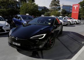Tesla Model S har vært tidlig ute, men nå fjernes fordelene for denne typen biler.  <i>Foto:  JASON REED</i>