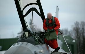 Hans Magnus Lie var den første sjefen for 338-skvadron og fløy ett av sju F-16 fra Rygge til Ørland i 1985. Her er han i forbindelse med 30-årsjubileet for F-16 i Norge for ni år siden. <i>Foto:  Per Erlien Dalløkken</i>