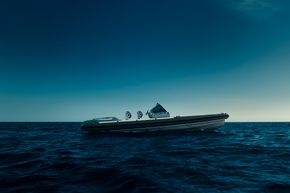 Rask: Goldfish 29 er kjent for å være svært rask. Med den raskeste motoren skal båten kunne gå i 88 knop, eller 160 kilometer i timen. <i>Bilde:  Goldfish Boats</i>