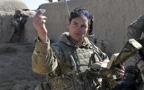 Sersjant Scott Weaver fra «The Queens Royal Lancers» sender av gårde en PD-100 Black Hornet fra en stilling i Afghanistan i forbindelse med Operation QALB for sju år siden. <i>Bilde:  Sgt Rupert Frere RLC</i>