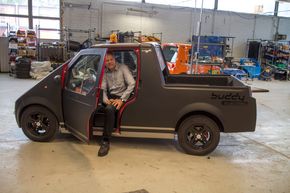 Sjefen for Buddy Electric, Jan-Petter Skram i en  prototype på en minilastebil. (Arkiv) <i>Bilde:  Odd R. Valmot</i>