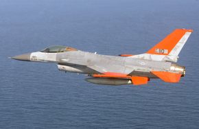 Den første ubemannede flygingen med et QF-16 fullskala luftmål ble gjennomført i Florida 19. september 2013. <i>Bilde:  Boeing</i>