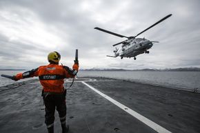 NH90-helikopter lander på KV Senja. Den første treningen med slike helikoptre på kystvaktskip startet høsten 2009.  <i>Bilde:  Vetle Hallas</i>