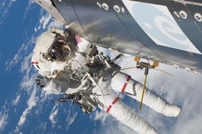 En Nasa-astronaut på utsiden av ISS, den internasjonale romstasjonen. <i>Bilde:  ESA</i>