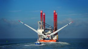 Fred. Olsen Windcarrier, er med på å installerer turbiner på Horn Sea Project One i Storbritannia. Nå kan det bli enda mer å gjøre for <span class="st">Shippingselskapet</span>. <i>Bilde:  Fred. Olsen Windcarrier</i>