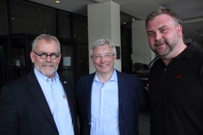 Kommunikasjonsdirektør i Norsk olje og gass, Tommy Hansen (t.h), her sammen med Karl Eirik Schjøtt-Pedersen og Bjørn Vidar Lerøen. <i>Bilde:  Tormod Haugstad</i>