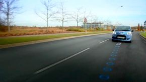 Britiske myndigheter skal teste ut trådløs lading i veibanen. Illustrasjonen viser Qualcomms Halo-system. <i>Bilde:  Qualcomm/skjermdump</i>