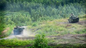 Leopard stridsvogn (t.v) og CV90 stormpanservogn sammen på skytefeltet ved Setermoen da de første nye CV90-ene ble elvert i september 2015.