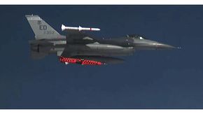 Et JSM-testmissil slippes fra et F-16 på 22 000 fots høyde over Utah i 2017. <i>Bilde:  US Air Force</i>