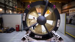 PM-tunnelthrusteren i produksjonshallen til Rolls-Royce i Ulsteinvik. <i>Bilde:  Foto</i>