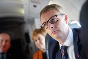Olje og energiminister Terje Søviknes. her i flyet på vei til Hywind-parken. <i>Foto:  Eirik Helland Urke</i>