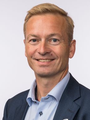 Helge Orten (H) er leder for Stortingets transportkomite. <i>BILDE: PETER MYDSKE</i>
