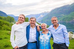 Her er familine samlet på familigården. Fra venstre: Johannes (23), Osvald, Thorild Widvey og Ole Kristoffer (24). <i>Foto:  Privat</i>