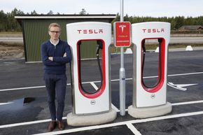 Kommunikasjonssjef i Tesla Norge, Even Sandvold Roland beklager leveringsrotet flere kunder har opplevd, men avviser at Tesla har vært mer opptatt av å levere ut flest mulig biler for å forbedre mars-statistikken, enn å levere til riktig person. <i>Foto:  Henrik Skolt/NTB Scanpix</i>