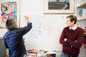 Både Norges forskningsråd og Folkehelseinstituttet er begeistret for forskningen til professor Pål Rongved (til venstre) og siv.ing. i kjemi, dr. Alexander H. Åstrand, som kan få stor betydning for å løse problemene med resistente bakterier. <i>Foto:  Eirik Helland Urke</i>