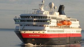 Hurtigrutens MS Nordnorge like ved Lofoten. Fra 20201 blir det strengere utslippskrav.  <i>Bilde:  Tore Stensvold</i>