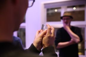 Aftenpostens Per Kristian Bjørkeng betrakter en 3D-modell av seg selv – inni en plastblokk. <i>Foto:  Sony</i>