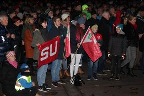 7-800 mennesker hadde møtt opp på rådhusplassen i Molde for å protestere mot Statens vegvesens forslag til E39-løsning øst for bysentrum. <i>Foto:   Kjell Herskedal</i>