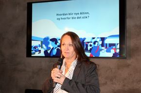 KINDEREGG: Altinn-sjef Cathrine Holten forklarer at Altinn er tre ting. Både teknisk plattform, tjenester og samarbeid. Uten å skape verdi for brukerne er de likevel ingenting, sa «Cat» på gårsdagens pre-lansering. <i>Foto:  Marius Jørgenrud</i>