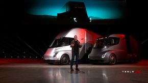 Elon Musk lanserte Teslas lastebil i Los Angeles fredag morgen norsk tid. <i>Bilde:  Tesla</i>