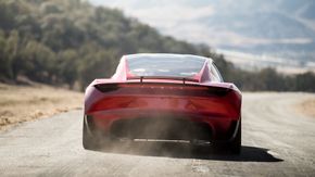 Tesla Roadster 2 skal ha 200 kWh batteri, og er neppe aktuell å sette i produksjon før Tesla har batterier med høyere energitetthet. Den vil tidligst komme i produksjon mot slutten av neste år.  <i>Bilde:  Tesla</i>