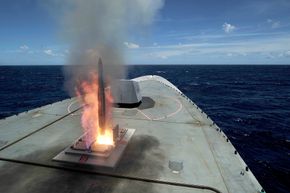 Et ESSM luftvernmissil avfyres fra KNM «Fridtjof Nansen» under marineøvelsen RIMPAC 2014. <i>Bilde:  Marthe Brendefur / Hæren/ Forsvarets mediesenter</i>