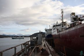 To fiskebåter i tørrdokka ved Fiskerstrand. <i>Foto:  Tore Stensvold</i>