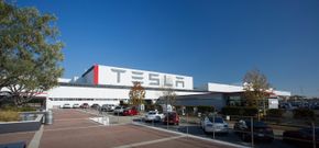 Teslas fabrikk i Fremont het tidligere NUMMI, og ble drevet i samarbeid mellom GM og Toyota. <i>Foto:  Tesla</i>