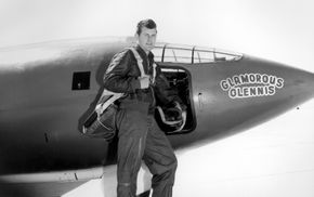 Testflyger Chuck Yeager og rekordflyet #46-062, som fikk kallenavnet Glamorous Glennis etter hans kone. <i>Foto:  Wikimedia Commons</i>