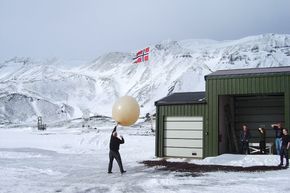 Ballongslipp: For å få et godt bilde av værsituasjonen i de ulike lagene i atmosfæren brukes værballonger som denne som ble sluppet fra Jan Mayen <i>Bilde:  Thomas Olsen</i>