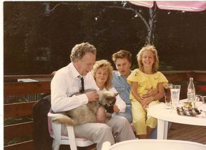 Familie: Sammen med pappa Tore, søsknene Siv og Tom, og deres første hund Cherie en gang i 1984 eller 85. <i>Bilde:  Privat</i>