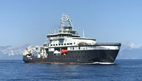 FF Kronprins Haakon ble testet i juni i år utenfor La Spezia i Italia etter sjøsetting. Det har Polarklasse 3 og er 100 meter langt, 21 meter bredt og køyeplass til 55. Det er 12 laboratorier om bord. <i>Bilde:  Havforskningsinstituttet</i>