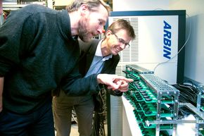 Laboratoriet på IFE er fullt utstyrt med utstyr både til produksjon og testing av batterier. Her studerer Martin Kirkengen, til venstre, og Erik Sauar en batch forsøksbatterier. Testene med knappeceller har vært vellykket, neste steg er å produsere større celler for test. <i>Bilde:  Joachim Seehusen</i>