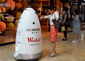 Her sørger roboten for sikkerheten på Westfield Valley Fair kjøpesenter in San Jose, California. <i>Bilde:  Ben Margot/AP/Scanpix</i>