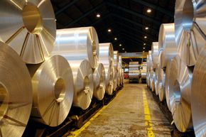 Valseverket: Hydros aluminiumsverk på Karmøy ble bygget som et integrert verk med både metallproduksjon og videreforedling. Dette er produkter fra valseverket.