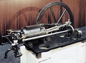 1876: Tyskeren Nikolaus Otto tar patent på firetaktsmotoren. Prinsippet er i dag kjent som en Otto-syklus. Motoren er omtrent dobbelt så effektiv som Lenoirs, og fram mot 1875 blir det produsert 634 eksemplarer. <i>Bilde:  Wikipedia</i>