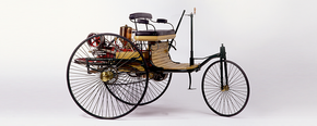 1885: Karl Benz tar patent på verdens første bensindrevne bil. Motoren er en ensylindret totaktsmotor på 3 hk. I 1888 tar Karl Benz sin familie med på en 180 km lang kjøretur i en forbedret versjon av bilen. <i>Bilde:  Wikipedia</i>