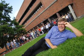 Prisvinner. Svein Stølen fikk UiOs formidlingspris i 2011 på vegne av de ansatte ved Kjemisk institutt (bak). <i>Bilde:  Privat</i>
