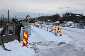 Meløybrua erstatter en tidligere, veldig smal bru med så dårlig bæreevne at brannbilen ikke kunne kjøre over. Restene av gamlebrua kan sees til venstre på bildet. Den nye brua har en bredde på 6 + 3 meter. <i>Foto:   Kjell Herskedal</i>