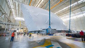Den enorme cargodøra var den siste komponenten som ble montert på det første Beluga XL-flyet. <i>Bilde:  LANCELOT Frederic - MasterFilms</i>