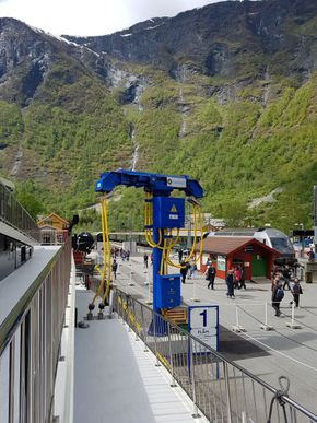 Turistfartøyet Vision of the Fjords lader med Cavotec-plugg i Flåm. Samme type tårn står også i Geiranger. <i>Bilde:  Tore Stensvold</i>