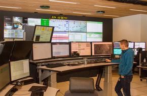 Full kontroll: Fra dette kontrollrommet i Tromsø kan operatørene holde styr på mer enn 130 antenner verden rundt, fra Svalbard i nord til Antarktisk i sør.