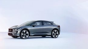 Jaguar vil også være med på elbil-bølgen, og kommer i 2018 med sin I-Pace. Den har 400 hk og gjør unna 0-100 km/t på 4 sekunder. Batteriet er på 90 kWh. (Foto: Jaguar) <i>Foto: Jaguar</i>