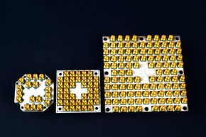 Tre nivåer av kvanteprosessorer fra Intel. Fra venstre: 7, 17 og 49 qubits. <i>Foto:  Walden Kirsch/Intel Corporation</i>