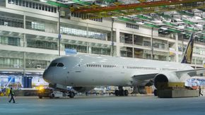 Den første Boeing B-787-10 ble rullet ut av sluttmonteringsfabrikken i North Charleston, South Carolina i oktober i fjor., Singapore Airlines skal etter planen sette denne i drift i mai. <i>Bilde:  Joshua Drake Photography</i>