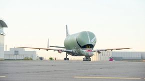 Den første Airbus Beluga XL nærmer seg nå ferdig. Disse transportflyene er viktige verktøy for den kommende produksjonsopptrappinga. <i>Foto:  Airbus</i>